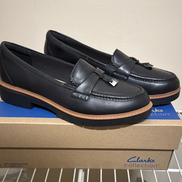 Clarks Black Leather Loafers with Tan Accents - Picture 5 of 7
